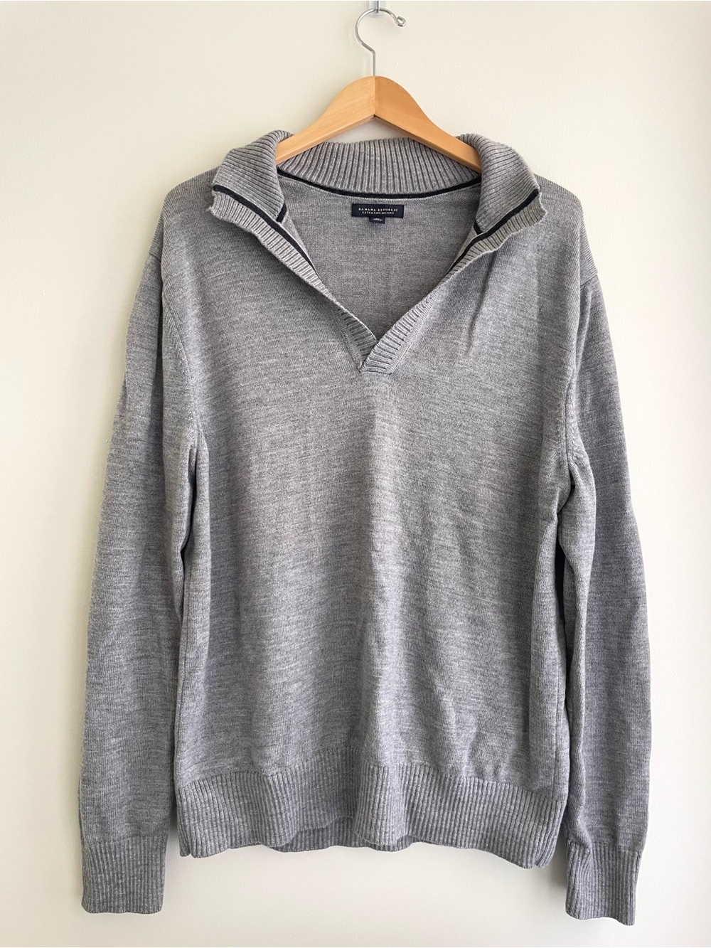 Banana Republic Merino Wool Knit Light Gray V-Neck Pullover Sweater